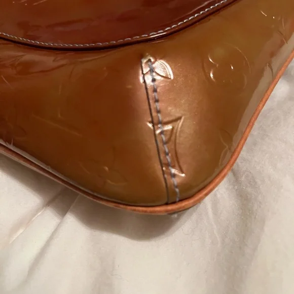 Louis Vuitton Gold Shoulder Bag - Picture 4 of 9